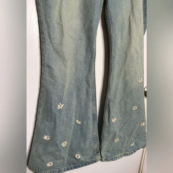 Lee women’s Floral Embroidered Blue Jeans. Size 34 - Picture 8 of 16